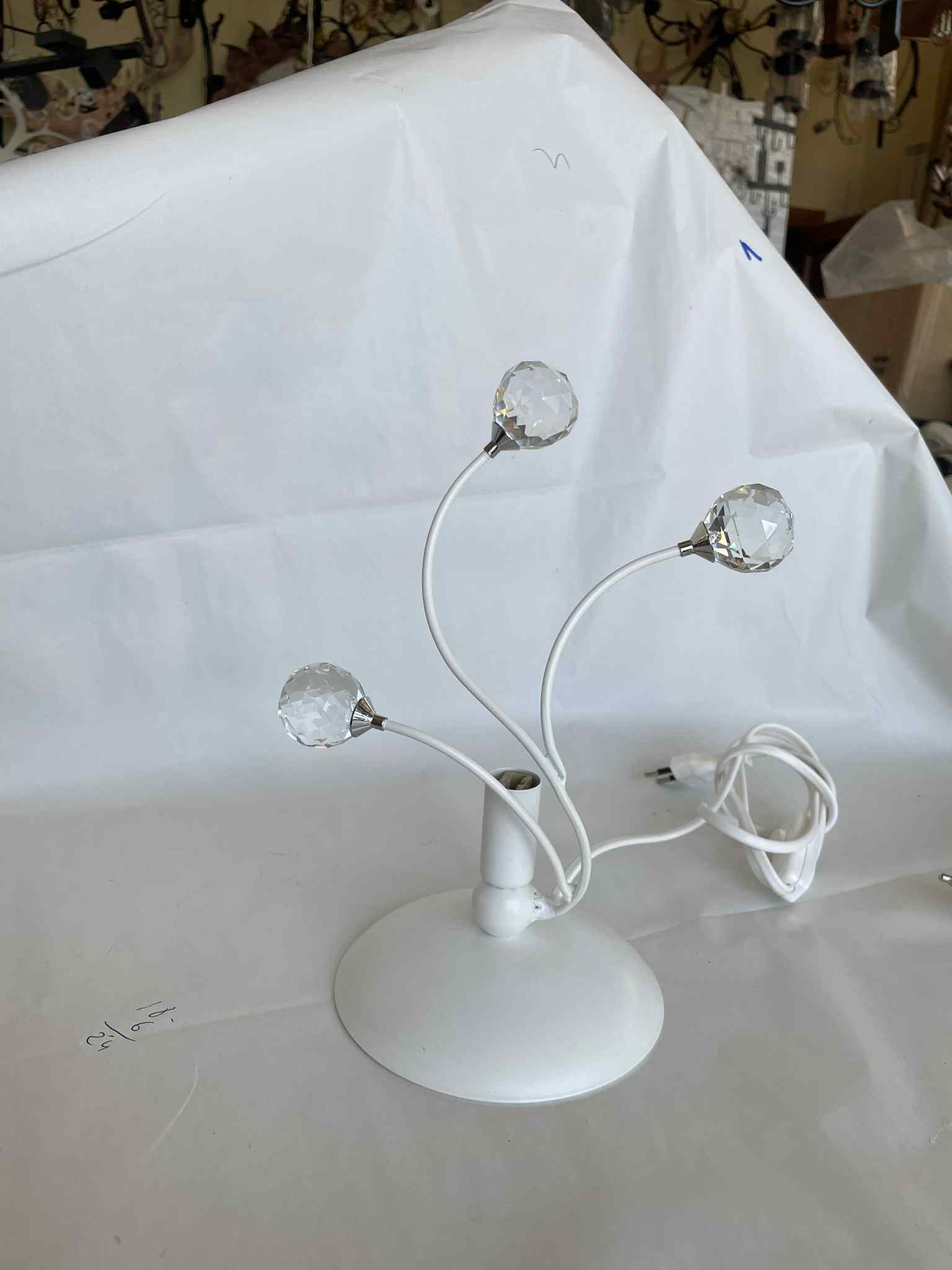 Lumetto bianco artigianale realizzato su misura decorato con gocce di cristallo 3esselamp (7)