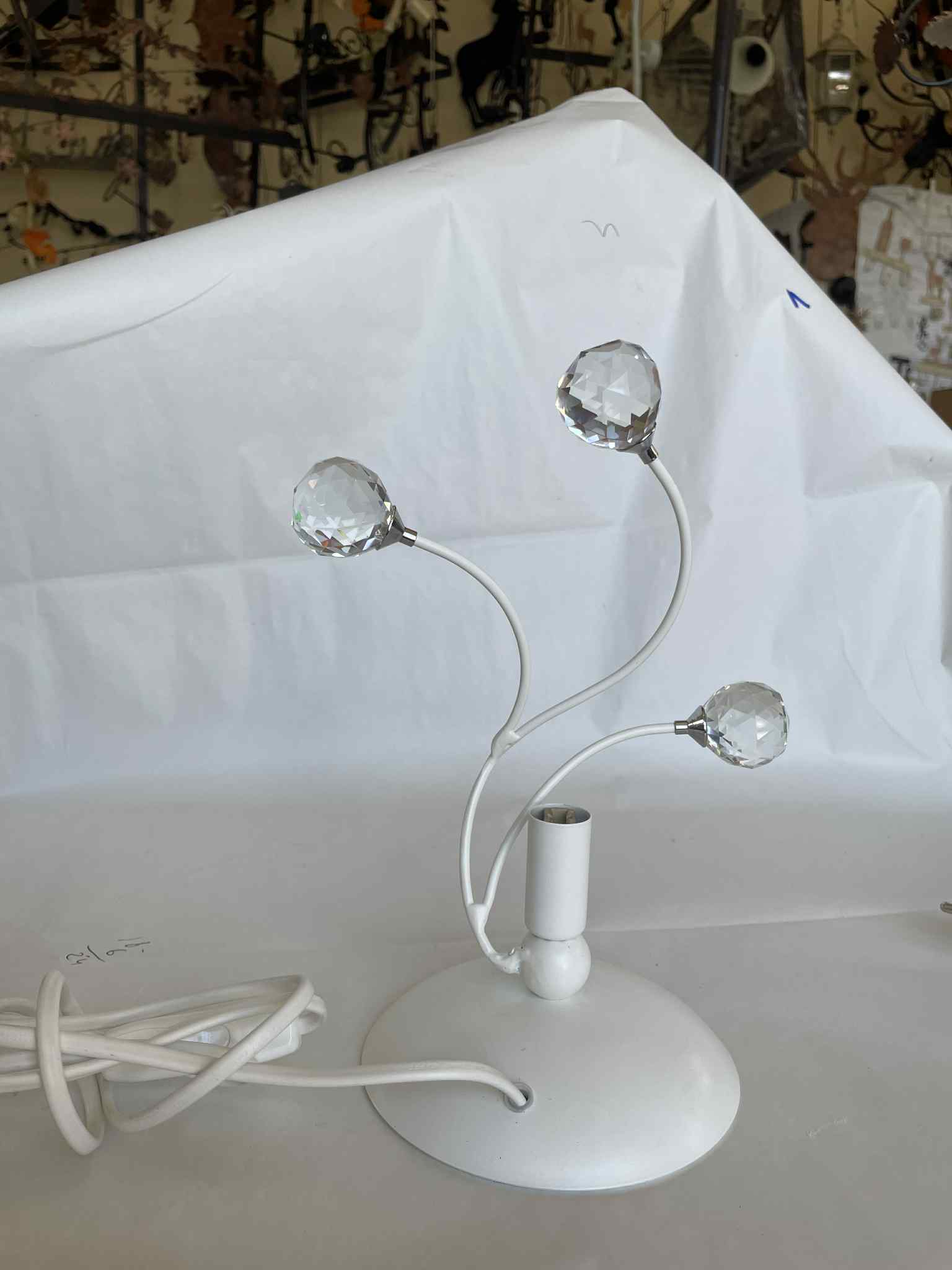 Lumetto bianco artigianale realizzato su misura decorato con gocce di cristallo 3esselamp (9)
